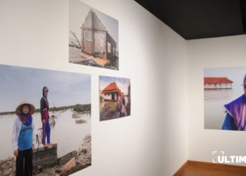 Beberapa foto berjudul "Tanah yang Hilang" oleh Mamuk Ismantoro di Galeri Semesta, Rabu (19/03/25). (ULTIMAGZ/Gabri Perboire)