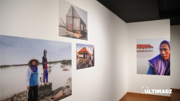 Beberapa foto berjudul "Tanah yang Hilang" oleh Mamuk Ismantoro di Galeri Semesta, Rabu (19/03/25). (ULTIMAGZ/Gabri Perboire)