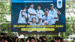 Suasana Lobby B UMN yang dipenuhi antrean mahasiswa baru saat Sidang Senat. (ULTIMAGZ/Gabri Perboire)