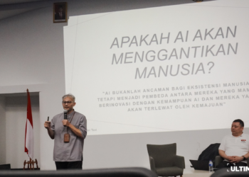 Pembicara talkshow malam puncak Flagship 3.0 Pengamat Bidang Kecerdasan Buatan AI Adi Wibowo Octavianto dan Ketua Indonesia AI Society (IAIS) Lukas pada Selasa, (20/11/23) di Lecture Theater UMN. (ULTIMAGZ/Kezia Essie Awuy)