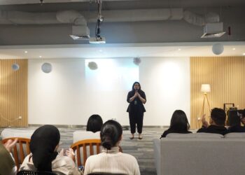 Pembukaan acara Kick-Off oleh Head of Community and Partnership Skystar Ventures UMN, Cinthya Tania di gedung Skystar Ventures UMN pada Jumat (10/02/23). (Foto: Tim Skystars Ventures UMN).