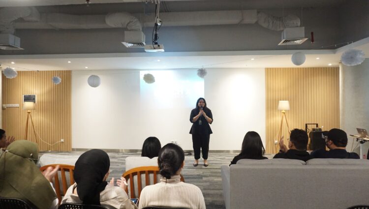 Pembukaan acara Kick-Off oleh Head of Community and Partnership Skystar Ventures UMN, Cinthya Tania di gedung Skystar Ventures UMN pada Jumat (10/02/23). (Foto: Tim Skystars Ventures UMN).