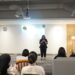 Pembukaan acara Kick-Off oleh Head of Community and Partnership Skystar Ventures UMN, Cinthya Tania di gedung Skystar Ventures UMN pada Jumat (10/02/23). (Foto: Tim Skystars Ventures UMN).
