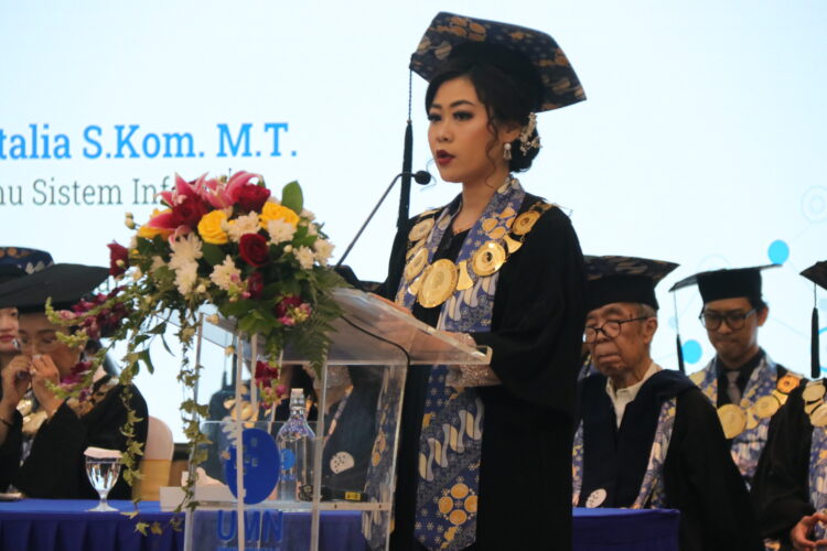 Penyampaian orasi ilmiah oleh Prof. Dr. Friska Natalia, S.Kom., M.T (Dokumentasi UMN)