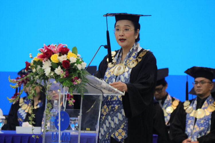 Penyampaian orasi ilmiah oleh Prof. Dr. Florentina Kurniasari T., S.Sos., M.B.A. (Dokumentasi UMN)