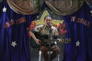 Penampil pertama yang membuka acara Starlight UMN Episode 2, Tom menampilkan kemampuannya bernyanyi dan bermain gitar
