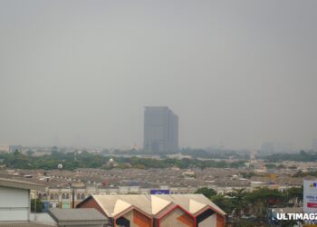 Tebalnya polusi udara menutupi langit dan gedung tinggi di daerah Gading Serpong pada siang hari. (ULTIMAGZ/Justine Dave)
