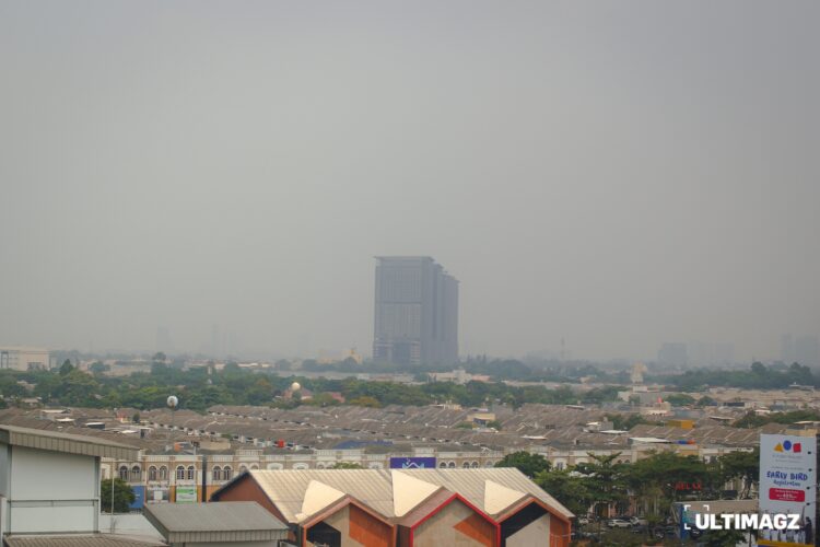 Tebalnya polusi udara menutupi langit dan gedung tinggi di daerah Gading Serpong pada siang hari. (ULTIMAGZ/Justine Dave)