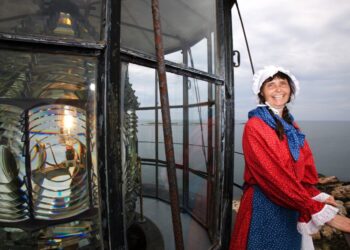 Sally Snowman di depan mercusuar Boston Light. (news.uslhs.org)