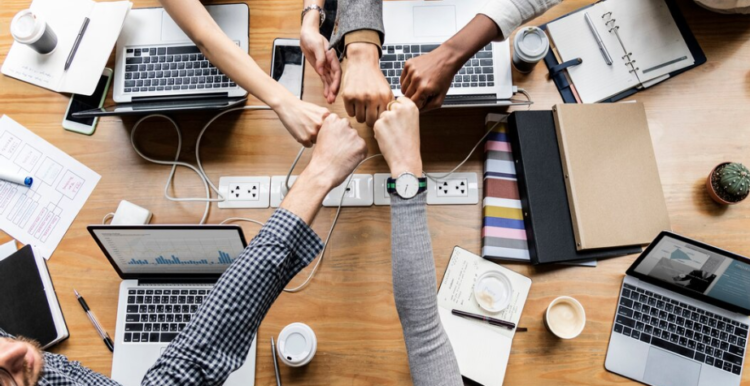 Ilustrasi bekerja di tempat magang. (freepik.com)