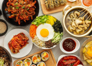 Berbagai macam hidangan yang biasa disajikan di restoran Korea. (thetakeout.com)