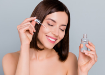 Ilustrasi perempuan menggunakan skincare. (healthshots.com)