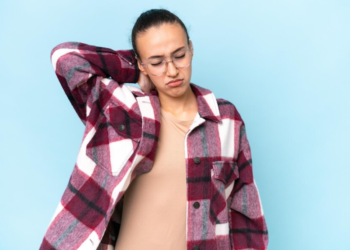 Ilustrasi cuaca dingin dapat menjadi penyebab badan linu dan nyeri sendi di musim hujan. (freepik.com)