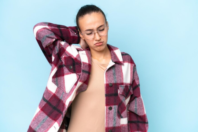 Ilustrasi cuaca dingin dapat menjadi penyebab badan linu dan nyeri sendi di musim hujan. (freepik.com)