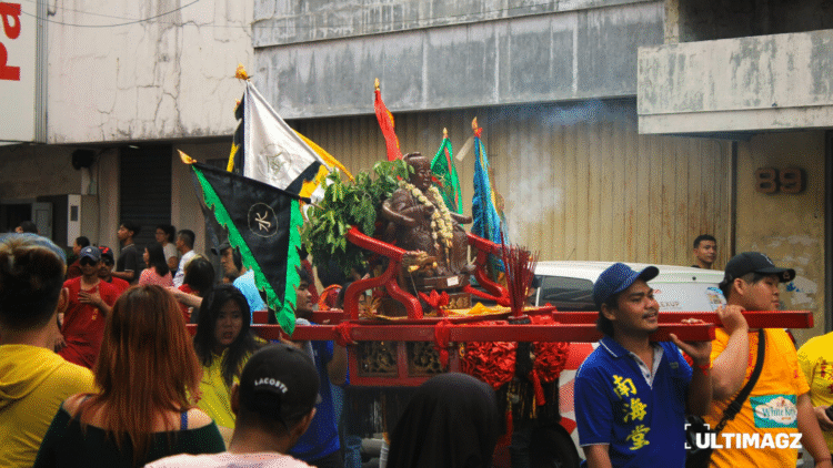 Para relawan yang mengangkat KIO Kongcho dalam perjalanan penyambutan Laksamana Cheng Ho. (ULTIMAGZ/Tiffany Michiko Putri)