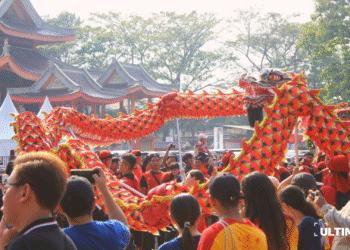 Penampilan barongsai sebagai bentuk sambutan kedatangan Sam Poo Tay Djien ke-620 tahun di Klenteng Sam Poo Kong, Semarang. (ULTIMAGZ/Tiffany Michiko Putri)