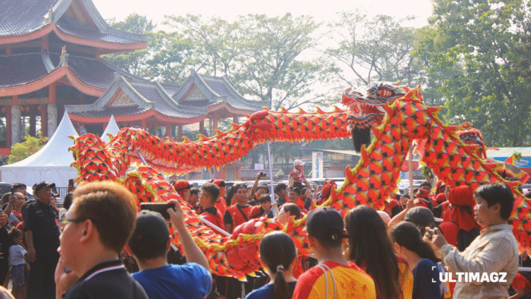 Penampilan barongsai sebagai bentuk sambutan kedatangan Sam Poo Tay Djien ke-620 tahun di Klenteng Sam Poo Kong, Semarang. (ULTIMAGZ/Tiffany Michiko Putri)