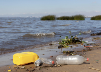 Ilustrasi sampah plastik di laut (Freepik.com)