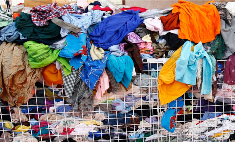 Ilustrasi konsumsi fesyen yang berlebihan (fashion overconsumption). (ozzakonveksi.com)