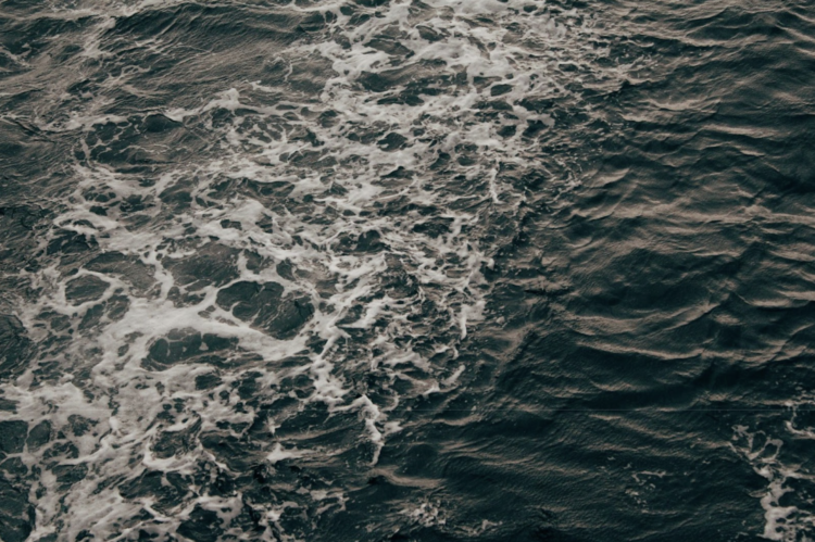 Ilustrasi lautan dengan ombak yang bergejolak. (Unsplash/@Adriel Prastyanto)