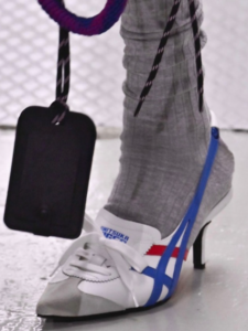 Sepatu hak tinggi Onitsuka Tiger. (Instagram/@sneakernews)