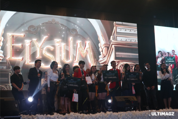 Para pemenang dan pembawa acara Starlight 2023 sedang berfoto dengan Imazka Arto, Jovial Da Lopez, serta Maria Christy sebagai juri, pada Jumat (10/11/23) di QBig Convention Hall, BSD City. (ULTIMAGZ/Vellanda)