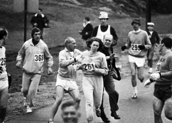 Kathrine Switzer berlari di tengah kerumunan pelari pria, 1967. (skysports.com)