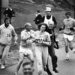 Kathrine Switzer berlari di tengah kerumunan pelari pria, 1967. (skysports.com)