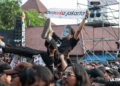 Seseorang melakukan crowdsurfing di tengah kerumunan penonton di Forest Stage Synchronize Fest 2026 yang berlangsung di Jakarta International Expo (JIExpo), Kemayoran, Jakarta Pusat, DKI Jakarta, pada Jumat (16/10/2026). [foto id=”384″]