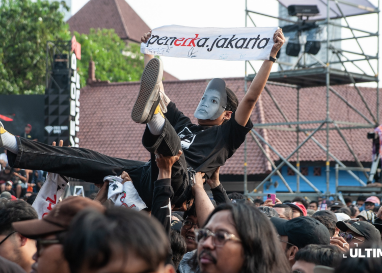 Seseorang melakukan crowdsurfing di tengah kerumunan penonton di Forest Stage Synchronize Fest 2026 yang berlangsung di Jakarta International Expo (JIExpo), Kemayoran, Jakarta Pusat, DKI Jakarta, pada Jumat (16/10/2026). [foto id=”384″]