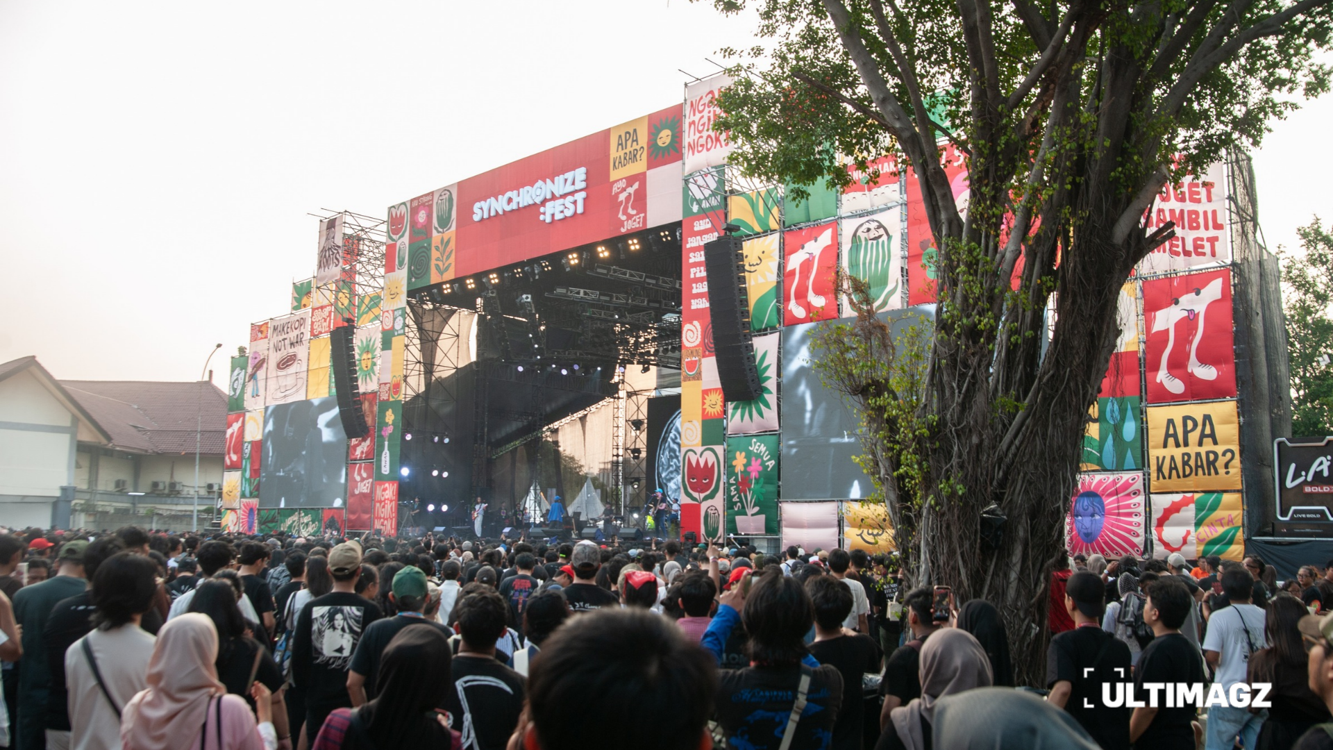Kerumunan penonton di District Stage Synchronize Fest 2026, Jakarta International Expo (JIExpo), Kemayoran, Jakarta Pusat, Sabtu (17/10/2026). [foto id=”384″]