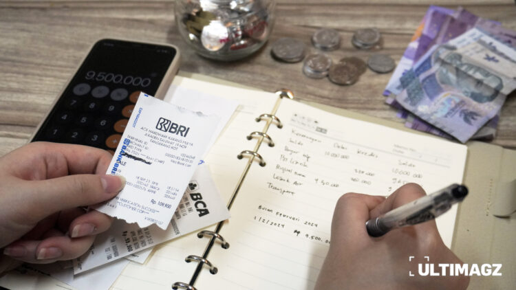 Ilustrasi mencatat keuangan dengan menyesuaikan gaya hidup frugal living. (ULTIMAGZ/Margaretha Netha, Keizya Ham)