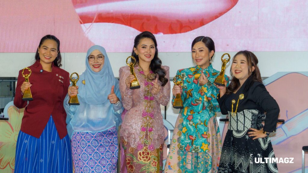 Wakil Menteri Pariwisata Ni Luh Puspa (kiri), Ketua KADIN DKI Jakarta Diana Dewi (kedua dari kiri), Gubernur Maluku Utara Sherly Tjoanda (tengah), Direktur Eksekutif Kawasan Industri Kendal Juliani Kusumaningrum (kedua dari kanan), dan komika Kiky Saputri (kanan) usai berbicara dalam acara Svarna Kartini yang digelar di Gandaria City, Sabtu (25/04/2026) [foto id=”398″]