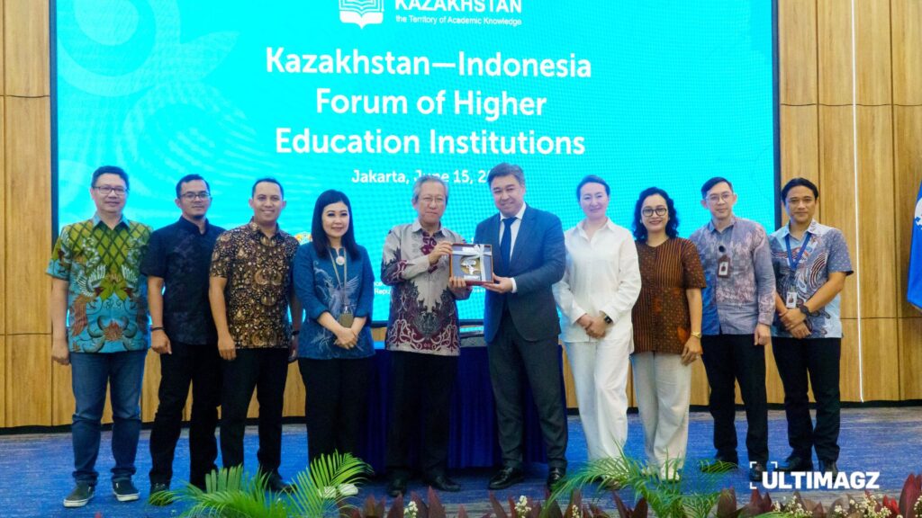 Rektor Universitas Multimedia Nusantara, Andrey Andoko, didampingi jajaran rektorat dan dekan fakultas, menyerahkan cenderamata kepada perwakilan Kazakhstan.