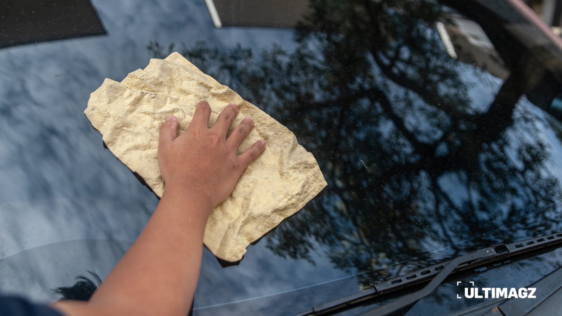 Ilustrasi jasa mengelap kaca mobil (ULTIMAGZ/Gabri Perboire).