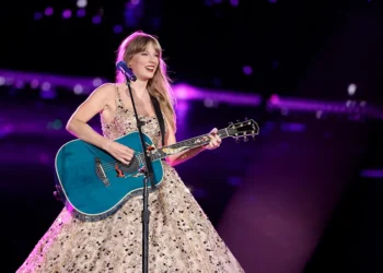 Foto Taylor Swift pencetus Swiftonomics di konsernya yang bertajuk The Eras Tour. (Getty Images/Kevin Winter)
