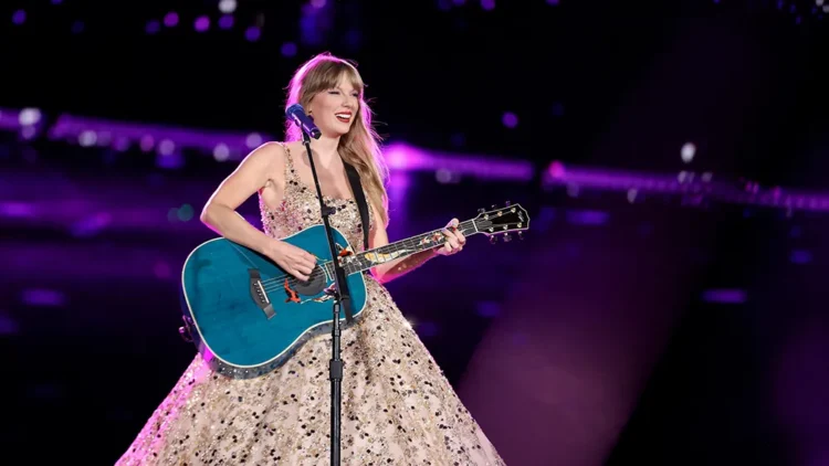 Foto Taylor Swift pencetus Swiftonomics di konsernya yang bertajuk The Eras Tour. (Getty Images/Kevin Winter)