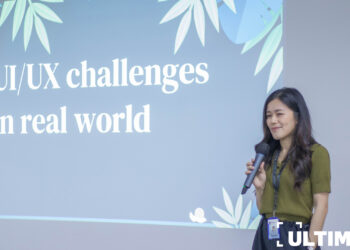 Desainer Charbel Angelia dari perusahaan Dihardja Software Solution hadir sebagai pembicara dalam acara TERAS SI yang bertema "Conquering the UI & UX Jungle: Tackling Real World Challenges" di Student Lounge 2 Universitas Multimedia Nusantara (UMN) pada Rabu, (1/11/23). (ULTIMAGZ/Muhammad Daffa Abyan)