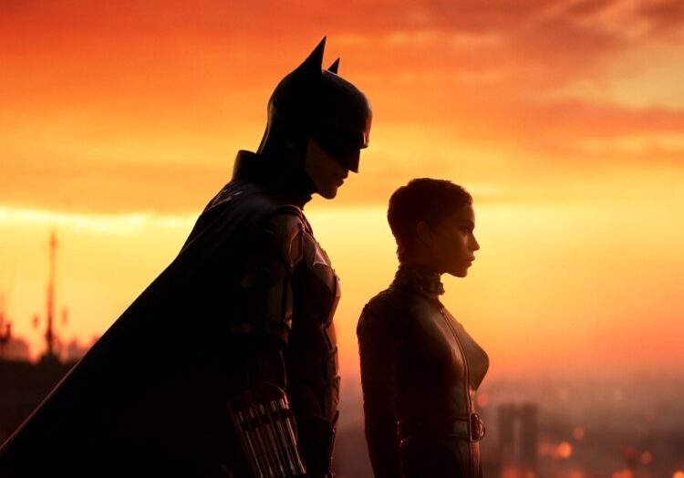 Batman (Robert Pattinson) dan Catwoman (Zoe Kravitz) pada film The Batman (2022). (ingoodtastedenver.com)