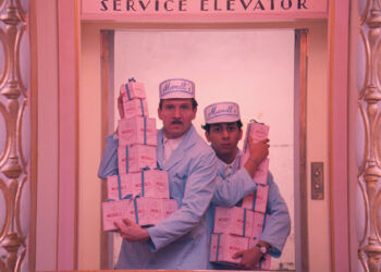 Ralph Fiennes dan Tony Revolori dalam salah satu cuplikan di film "The Grand Budapest Hotel" (uclfilm.com)