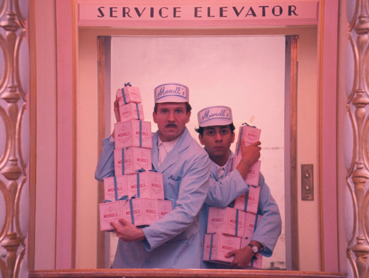 Ralph Fiennes dan Tony Revolori dalam salah satu cuplikan di film "The Grand Budapest Hotel" (uclfilm.com)