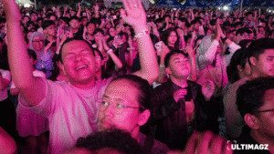 Penonton UNIFY sedang menyaksikan pertunjukan musik di Universitas Multimedia Nusantara pada Sabtu (22/11/25). (ULTIMAGZ/Byung Hyun-An)