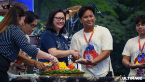 Seremonial pemotongan kue berlangsung dalam rangka merayakan ulang tahun UMN ke-19 yang dilakukan oleh Wakil Rektor Ika Yanuarti dan diserahkan kepada Ketua UMN Festival 2025. (ULTIMAGZ/Byung Hyun-An)