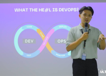 DevOps Engineer Blibli.com Alexander Chai saat membagikan tips berkembang dan menemukan passion sebagai mahasiswa Sistem Informasi (SI) dalam seminar "Navigating is Studies: Thriving & Uncovering Your Passion" yang diselenggarakan di Student Lounge 2, Gedung D lantai 15 pada Selasa (12/08/23). (ULTIMAGZ/ Raoul Al Arthur)