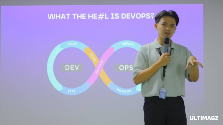 DevOps Engineer Blibli.com Alexander Chai saat membagikan tips berkembang dan menemukan passion sebagai mahasiswa Sistem Informasi (SI) dalam seminar "Navigating is Studies: Thriving & Uncovering Your Passion" yang diselenggarakan di Student Lounge 2, Gedung D lantai 15 pada Selasa (12/08/23). (ULTIMAGZ/ Raoul Al Arthur)