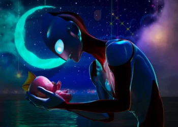 Ken Sato memegang anak kaiju