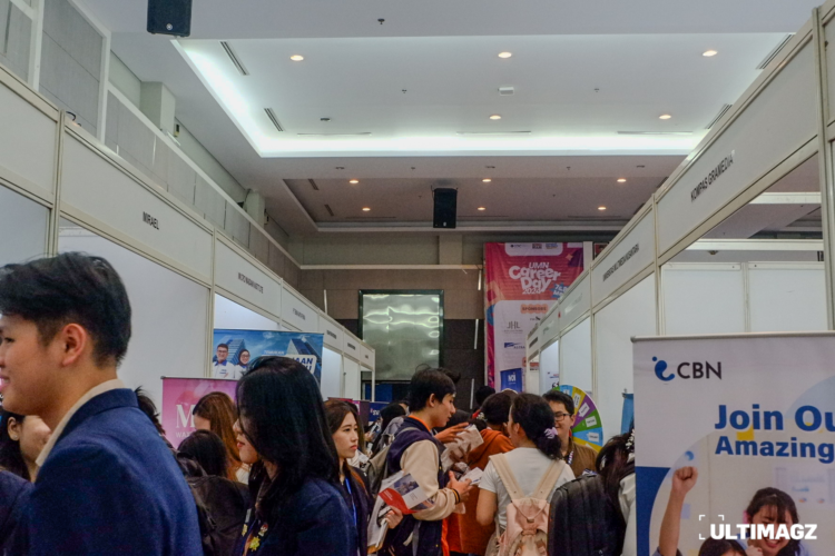 Suasana pengunjung Event Career Day Universitas Multimedia Nusantara yang dilaksanakan pada Selasa (07/05/2024) dan Rabu (08/05/2024) di Function Hall, UMN. (ULTIMAGZ/ Andita Chayara)
