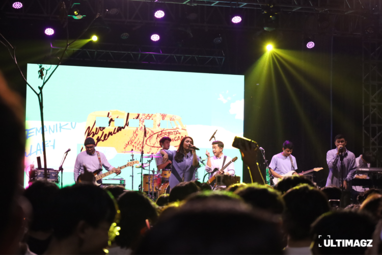 Penampilan HIVI! dalam acara Malam Puncak Euforia 2024 di Universitas Multimedia Nusantara (UMN) pada Sabtu (14/09/24). (ULTIMAGZ/Andita Chayara)