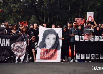 Aksi Kamisan ke-860 digelar di seberang Istana Merdeka, Kamis (08/05/25), untuk mengenang Marsinah dan menolak wacana Soeharto sebagai pahlawan nasional. (ULTIMAGZ/Putri C. Valentina)