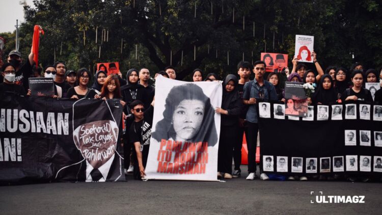 Aksi Kamisan ke-860 digelar di seberang Istana Merdeka, Kamis (08/05/25), untuk mengenang Marsinah dan menolak wacana Soeharto sebagai pahlawan nasional. (ULTIMAGZ/Putri C. Valentina)